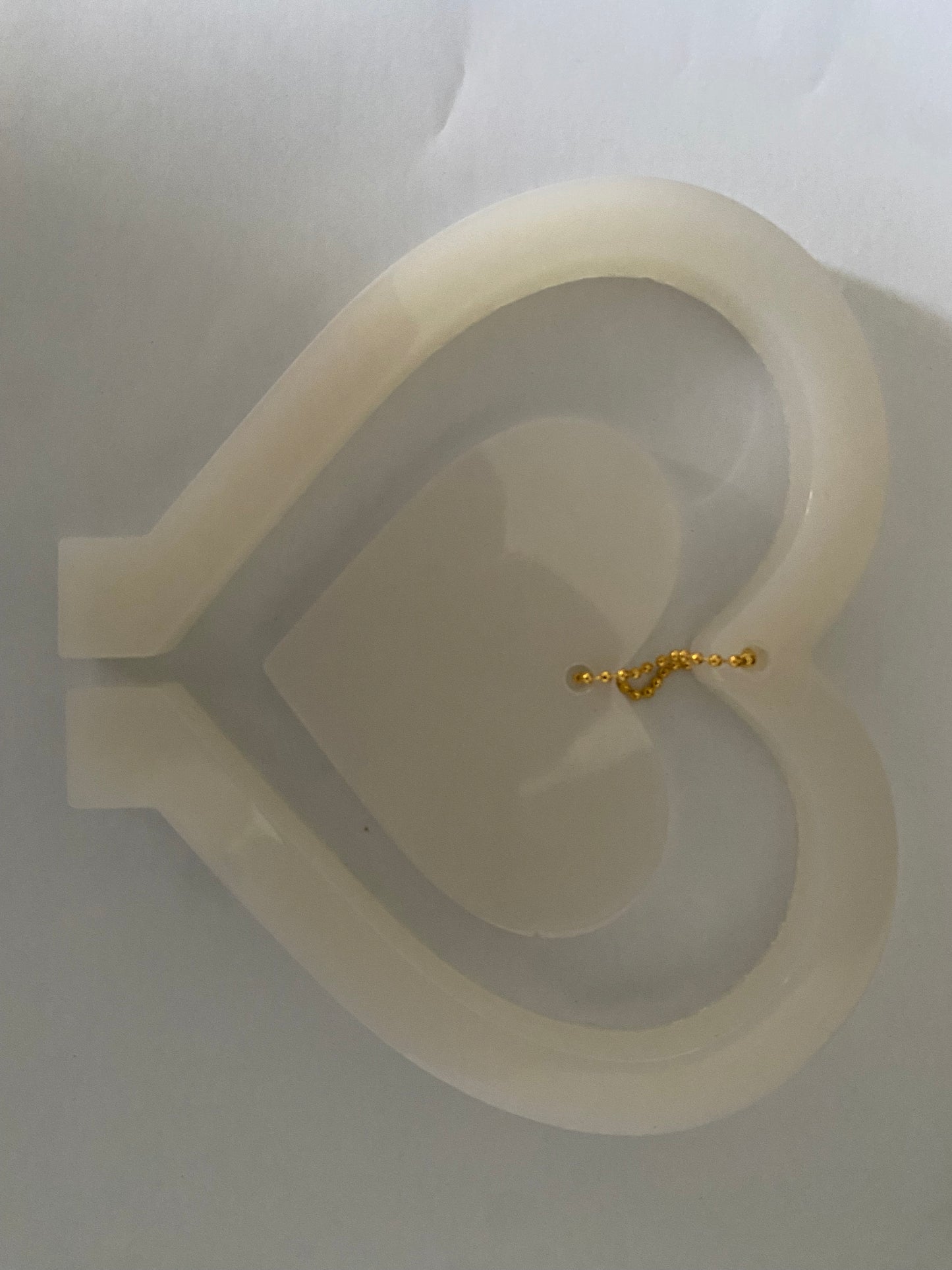Elegante Herz-Skulptur mit innerem Herzen aus Epoxid Harz